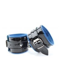 Чёрные лаковые наручники с синим подкладом - БДСМ Арсенал - купить с доставкой в Санкт-Петербурге