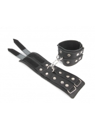 Черные широкие кожаные наручники с заклепками на карабине - Notabu - купить с доставкой в Санкт-Петербурге
