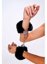 Дерзкие наручники с пушистым черным мехом - Le Frivole - купить с доставкой в Санкт-Петербурге