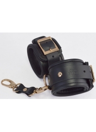 Черные кожаные наручники с золотистыми пряжками и карабином - Sitabella - купить с доставкой в Санкт-Петербурге