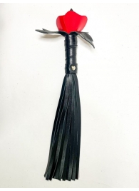 Черная кожаная плеть с красной лаковой розой в рукояти - 40 см. - БДСМ Арсенал - купить с доставкой в Санкт-Петербурге