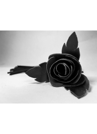 Черная замшевая плеть с лаковой розой в рукояти - 40 см. - БДСМ Арсенал - купить с доставкой в Санкт-Петербурге