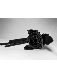 Черная кожаная плеть с лаковой розой в рукояти - 40 см. - БДСМ Арсенал - купить с доставкой в Санкт-Петербурге