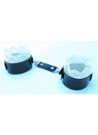 Изысканные чёрные наручники с белым кружевом - БДСМ Арсенал - купить с доставкой в Санкт-Петербурге