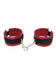 Красно-чёрные полиуретановые наручники Luxurious Handcuffs - Blush Novelties - купить с доставкой в Санкт-Петербурге