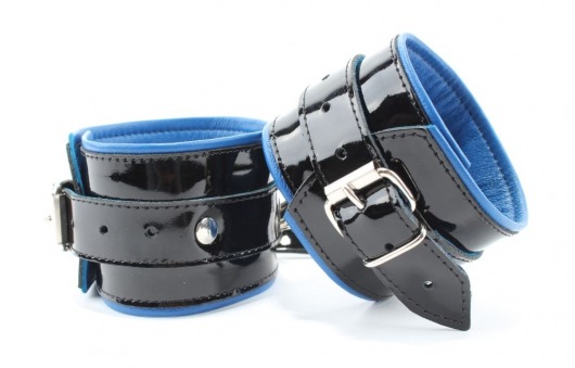 Чёрные лаковые наручники с синим подкладом - БДСМ Арсенал - купить с доставкой в Санкт-Петербурге