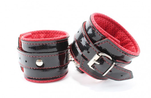 Лаковые чёрно-красные перфорированные наручники - БДСМ Арсенал - купить с доставкой в Санкт-Петербурге