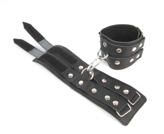 Черные широкие кожаные наручники с заклепками на карабине - Notabu - купить с доставкой в Санкт-Петербурге