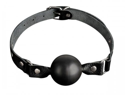 Черный кляп-шарик на регулируемом ремешке из натуральной кожи - Le Frivole - купить с доставкой в Санкт-Петербурге