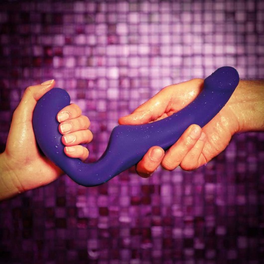 Безремневой фиолетовый страпон Share - Fun Factory - купить с доставкой в Санкт-Петербурге