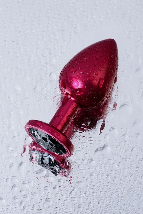 Красный анальный плаг с кристаллом черного цвета - 8,2 см. - ToyFa - купить с доставкой в Санкт-Петербурге