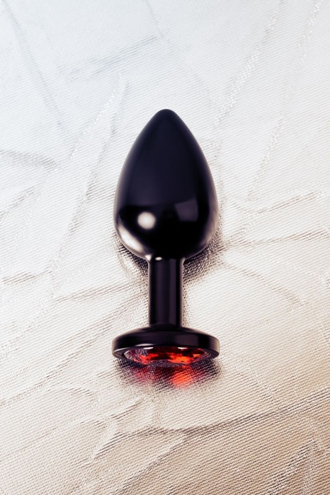 Черный анальный плаг с кристаллом красного цвета - 8,2 см. - ToyFa - купить с доставкой в Санкт-Петербурге