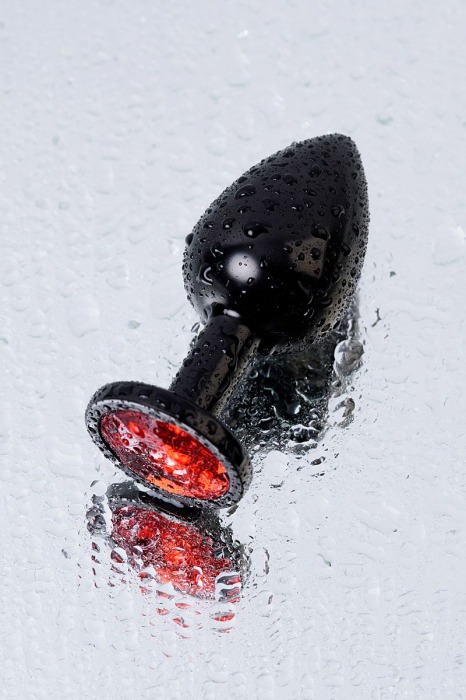 Черный анальный плаг с кристаллом красного цвета - 8,2 см. - ToyFa - купить с доставкой в Санкт-Петербурге