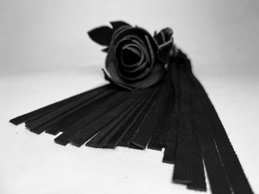 Черная замшевая плеть с лаковой розой в рукояти - 40 см. - БДСМ Арсенал - купить с доставкой в Санкт-Петербурге