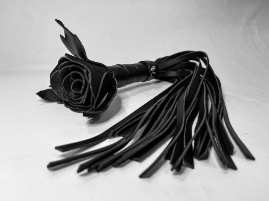 Черная кожаная плеть с розой в рукояти - 40 см. - БДСМ Арсенал - купить с доставкой в Санкт-Петербурге