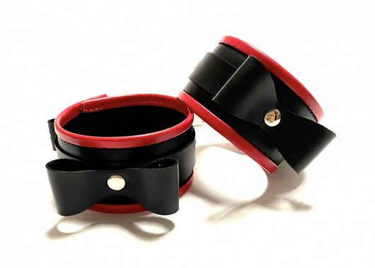 Черно-красные наручники с бантиками из эко-кожи - БДСМ Арсенал - купить с доставкой в Санкт-Петербурге