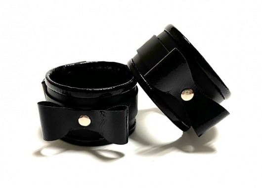 Черные наручники с бантиками из эко-кожи - БДСМ Арсенал - купить с доставкой в Санкт-Петербурге
