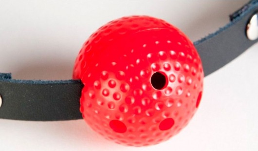 Красный пластиковый кляп-шар на чёрных кожаных ремешках - ToyFa - купить с доставкой в Санкт-Петербурге