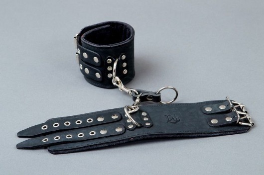 Широкие чёрные кожаные наручники - Подиум - купить с доставкой в Санкт-Петербурге