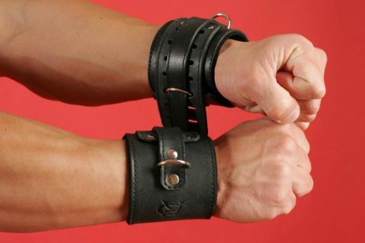Широкие наручники без пряжки - Подиум - купить с доставкой в Санкт-Петербурге
