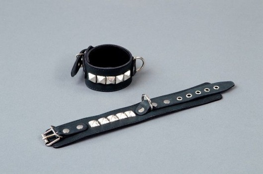 Чёрные кожаные наручники с металлическими квадропуклями - Подиум - купить с доставкой в Санкт-Петербурге