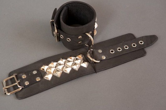 Широкие наручники с квадропуклями - Подиум - купить с доставкой в Санкт-Петербурге