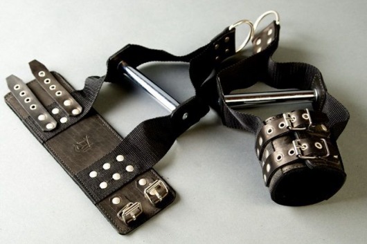 Чёрные наручники с хромированной трубкой для подвешивания - Подиум - купить с доставкой в Санкт-Петербурге