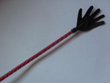Длинный плетённый стек с наконечником-ладошкой и красной рукоятью - 85 см. - Подиум - купить с доставкой в Санкт-Петербурге