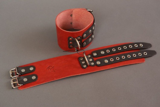 Широкие красно-черные наручники без подкладки - Подиум - купить с доставкой в Санкт-Петербурге