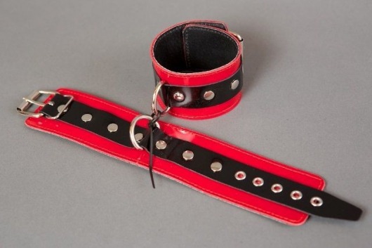 Красные лакированные наручники с клёпками - Подиум - купить с доставкой в Санкт-Петербурге