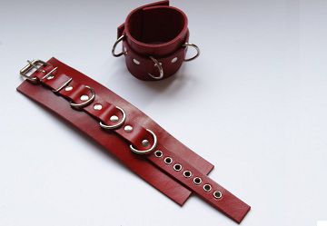 Красные не подшитые кожаные наручники - Beastly - купить с доставкой в Санкт-Петербурге
