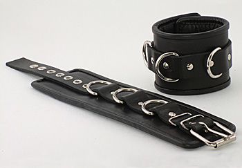 Чёрные наручники с застежкой-ремешком и 3 сварными D-кольцами - Beastly - купить с доставкой в Санкт-Петербурге