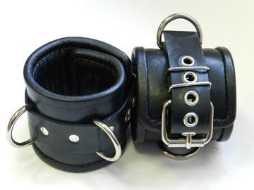 Чёрные наручники с застежкой-ремешком и 3 сварными D-кольцами - Beastly - купить с доставкой в Санкт-Петербурге