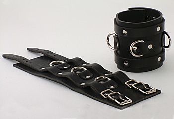 Чёрные не подшитые широкие наручник с 3 D-кольцами - Beastly - купить с доставкой в Санкт-Петербурге