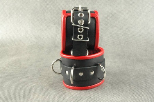 Чёрные обернутые наручники с 3 сварными D-кольцами и красным подкладом - Beastly - купить с доставкой в Санкт-Петербурге