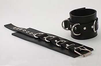 Подшитые чёрные наручники с пряжкой и 3 сварными D-кольцами - Beastly - купить с доставкой в Санкт-Петербурге