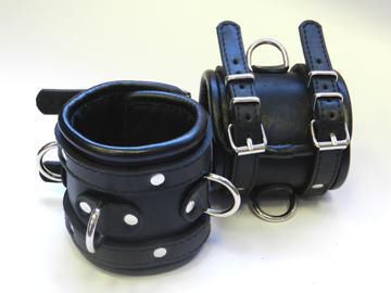 Широкие обернутые наручники из чёрной кожи - Beastly - купить с доставкой в Санкт-Петербурге