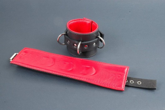 Поддвернутые чёрные наручники с застежкой-ремешком и красной изнанкой - Beastly - купить с доставкой в Санкт-Петербурге