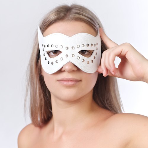 Белая маска на глаза с разрезами и заклепками - Sitabella - купить с доставкой в Санкт-Петербурге