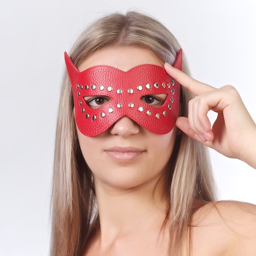 Красная маска на глаза с разрезами и заклепками - Sitabella - купить с доставкой в Санкт-Петербурге