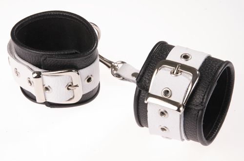 Чёрно-белые кожаные наручники с ремешком с двумя карабинами - Sitabella - купить с доставкой в Санкт-Петербурге