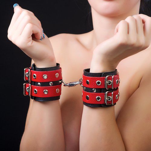 Красно-чёрные наручники из кожи - Sitabella - купить с доставкой в Санкт-Петербурге
