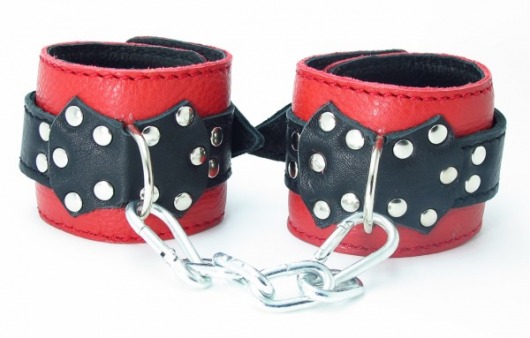 Красные наручники с чёрными проклёпанными ремешками с пряжкой - БДСМ Арсенал - купить с доставкой в Санкт-Петербурге