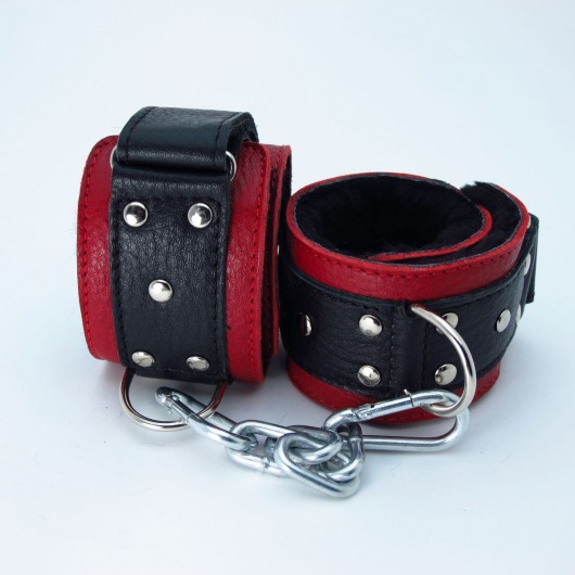 Красно-чёрные кожаные наручники с меховым подкладом - БДСМ Арсенал - купить с доставкой в Санкт-Петербурге