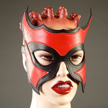 Кожаная маска-очки с красной вставкой - Подиум - купить с доставкой в Санкт-Петербурге