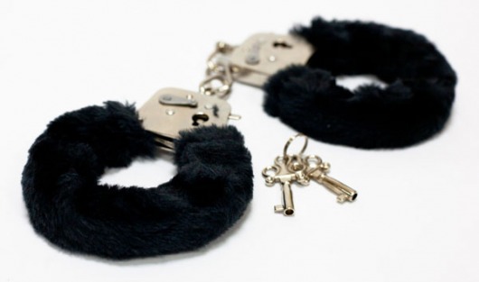 Меховые черные наручники с ключами - Toy Joy - купить с доставкой в Санкт-Петербурге