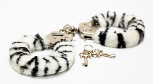 Меховые наручники с окраской под зебру - Toy Joy - купить с доставкой в Санкт-Петербурге