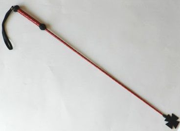 Плетеный длинный красный лаковый стек с наконечником-крестом - 85 см. - Подиум - купить с доставкой в Санкт-Петербурге
