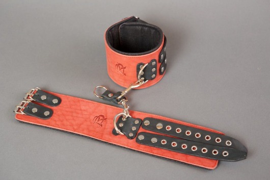 Широкие красные наручники из кожи на чёрных ремешках - Подиум - купить с доставкой в Санкт-Петербурге