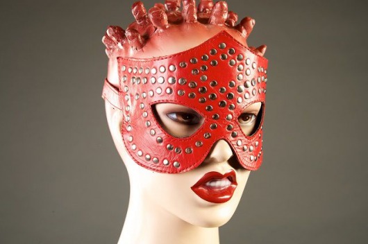Красная маска-очки с фурнитурой в виде заклепок - Подиум - купить с доставкой в Санкт-Петербурге